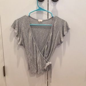 Cute gray crop top with flowy sleeves